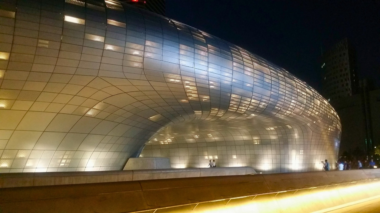 dongdaemun-design-plaza-outside-entrance-view