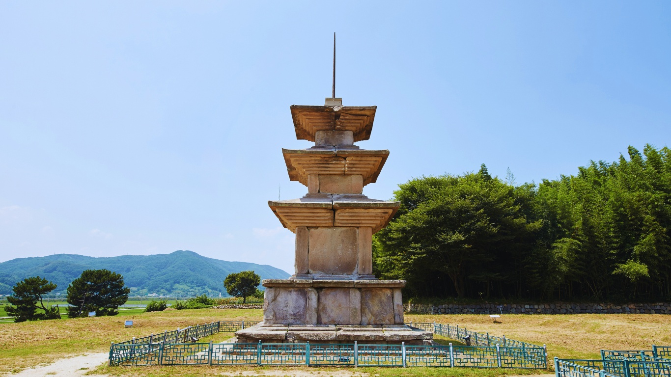 Gameunsa Temple Site in Gyeongju article describes the interesting history of a Buddhist temple built by King Munmu, the king who made the Unified Silla Kingdom.