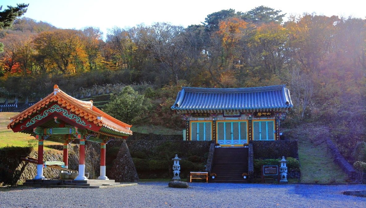 gwaneumsa-temple-jeju-island-hall-stone-lamps-spring-water