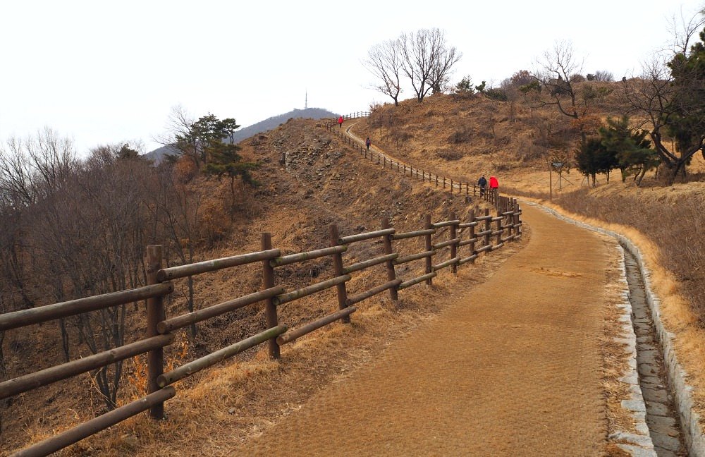 Gyeyangsan Mountain is a beautiful and the 2nd highest mountain in Incheon Metropolis. Enjoy hiking and watching the surrounding areas from its freeing summit.