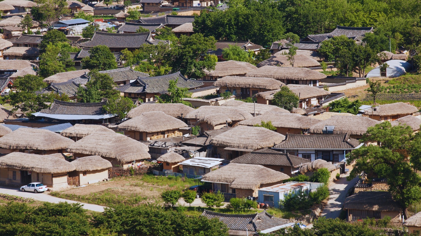 Hahoe and Yangdong Villages are listed in the UNESCO World Heritage as world treasures. It's great to learn ancient culture and see beautiful surroundings here.