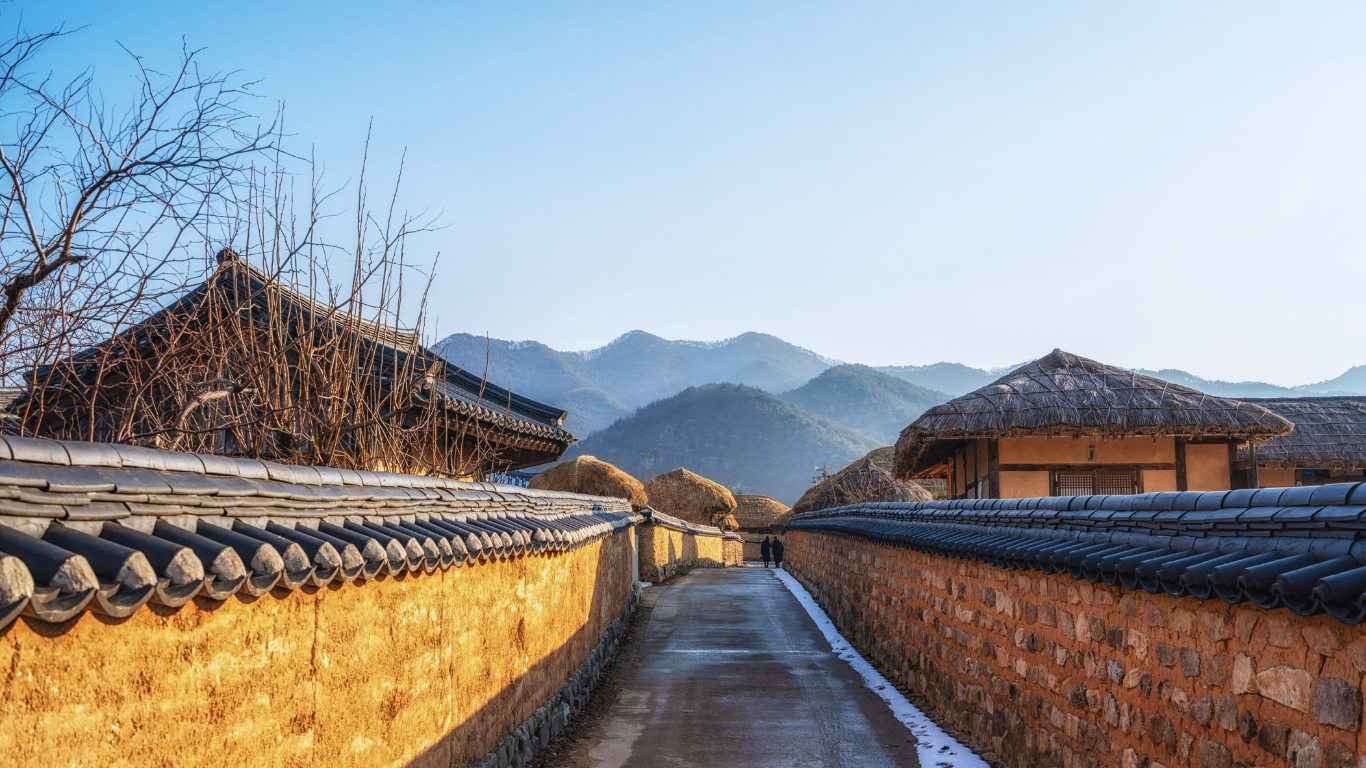 hahoe-yangdong-traditional-korean-village-street-mountains