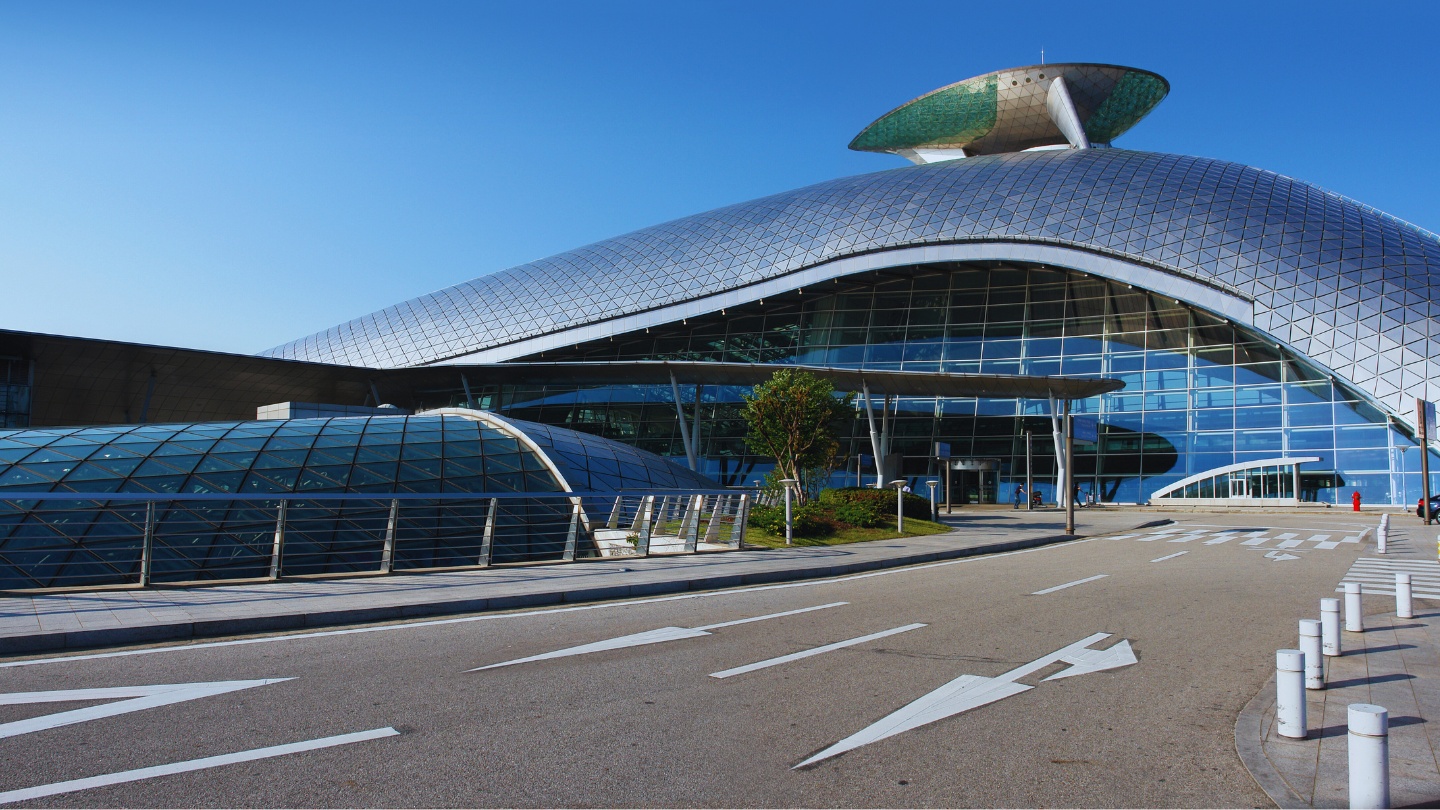 The Features and Facilities of Incheon International Airport is one of best in the world. It offers efficient facilities, fast services, and safety transfers.