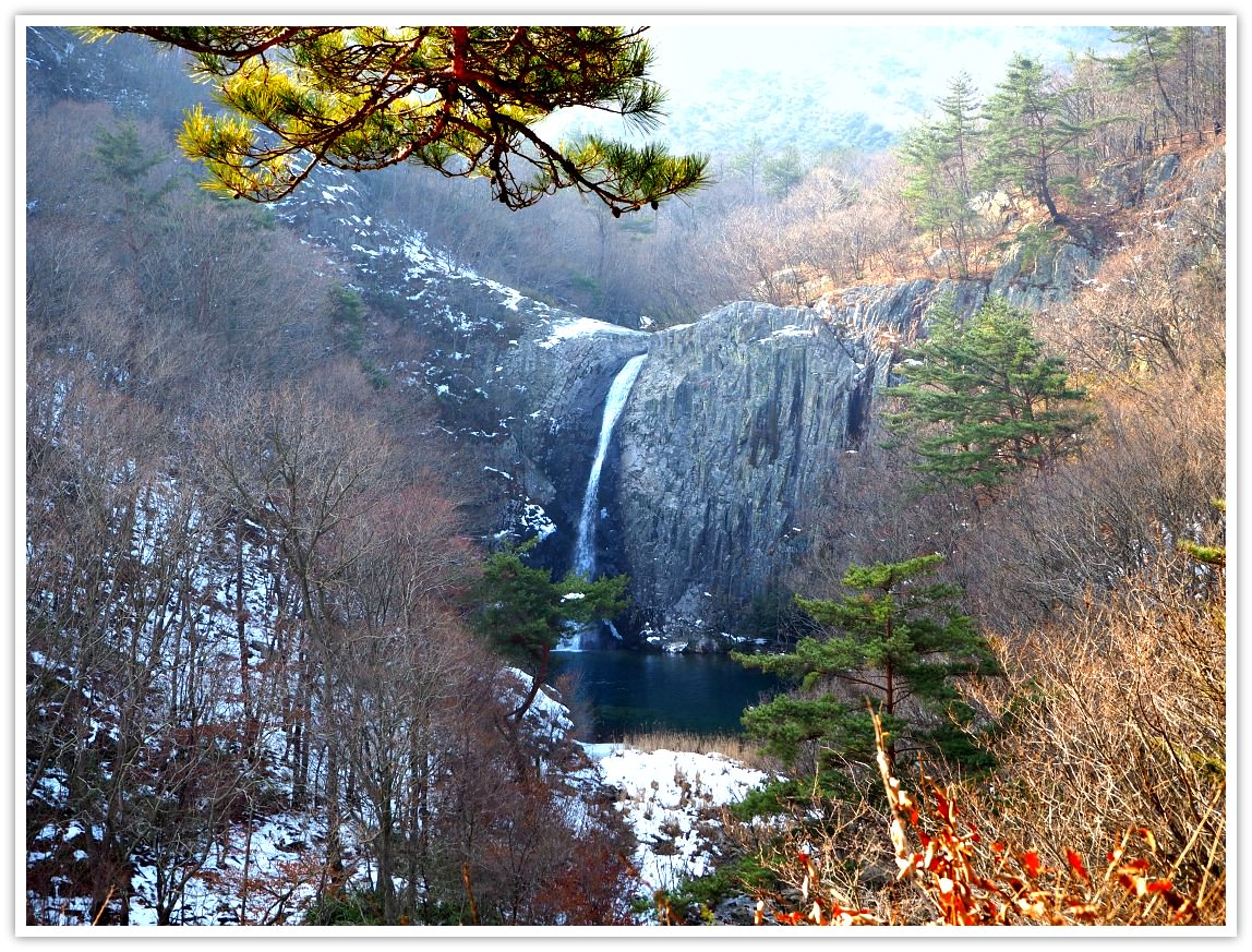 Jiksopokpo Waterfall is a beautiful sight located at the heart of Byeonsanbando National Park's towering granite mountains. The falls is created by the streams that gently run above it. It is a rewarding destination after you have hiked the mountains of the park. 
