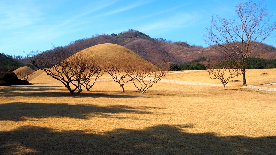 Gwaeneung Royal Tomb in Gyeongju City represents the burial places when holding regular rituals to represent the continuity of the lineage and pray for the prosperity of the nation.