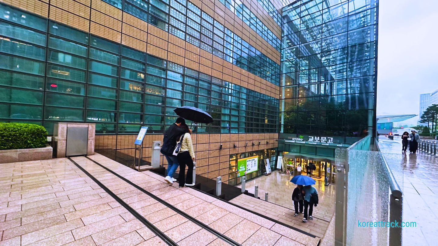 kyobo-bookstore-in-gwanghwamun-entrance-view-1