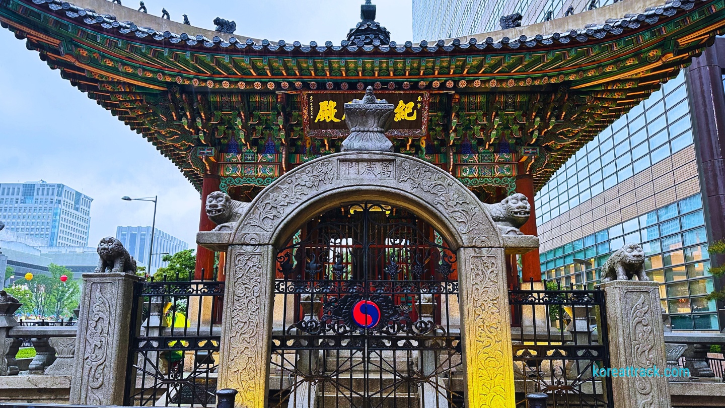 kyobo-bookstore-in-gwanghwamun-pavilion