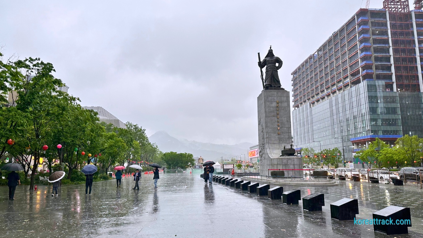 kyobo-bookstore-in-gwanghwamun-square-yi-sun-sin-statue