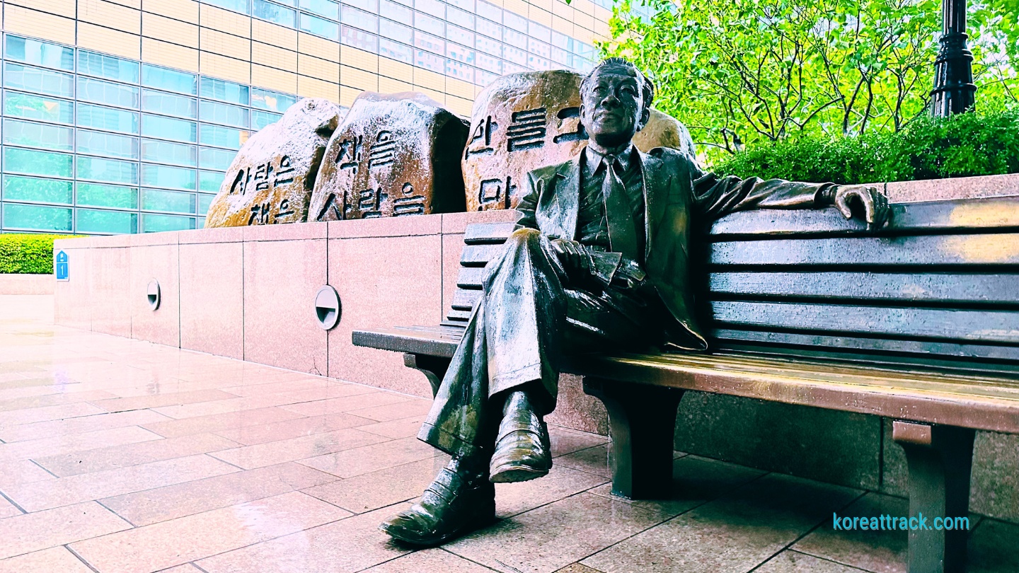 kyobo-bookstore-in-gwanghwamun-statue-view