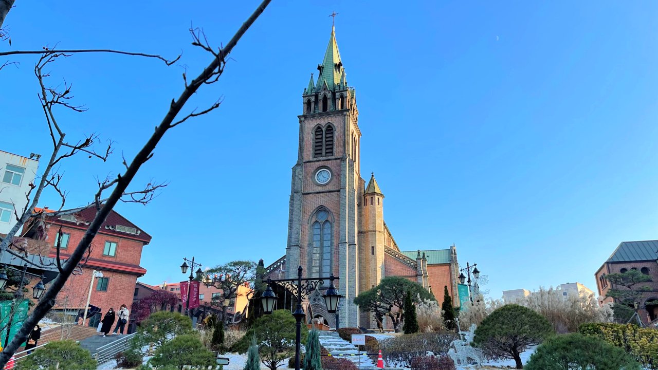 myeongdong-cathedral-distant-sideview