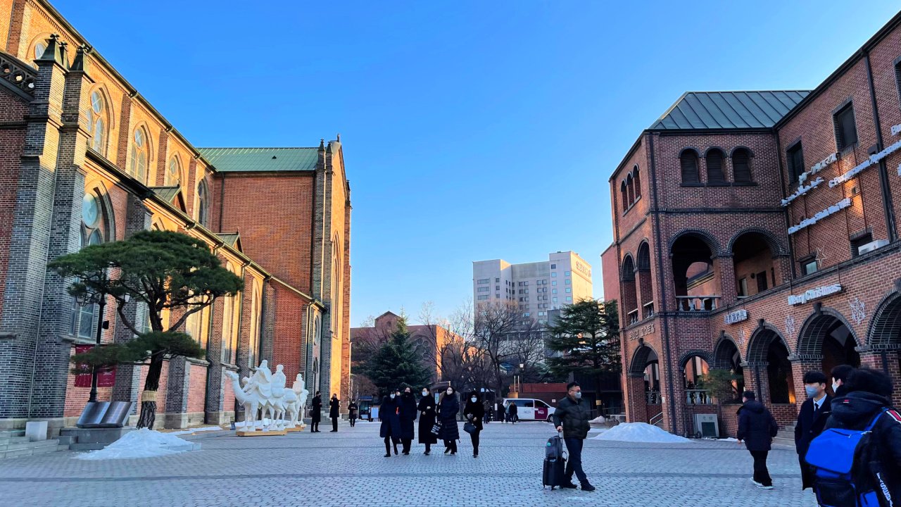 myeongdong-cathedral-people