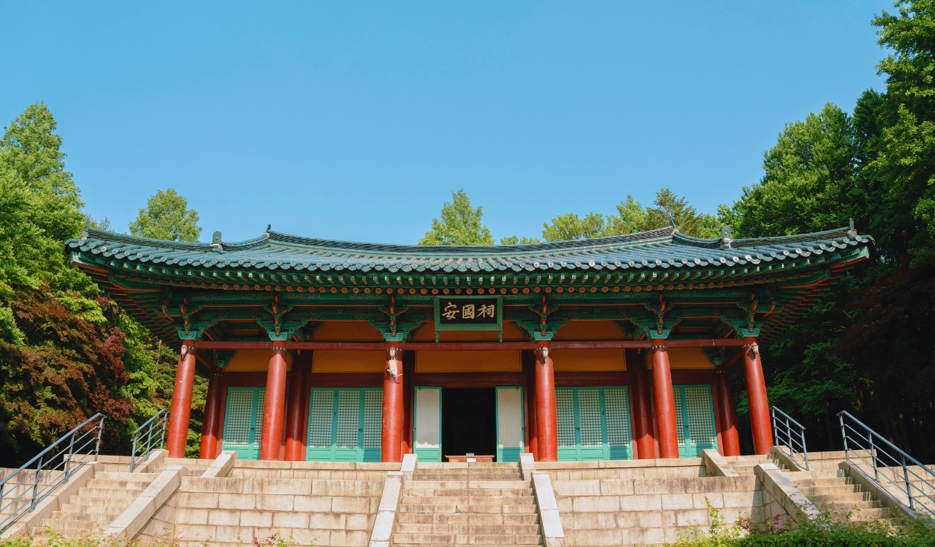 Nakseongdae Park in Seoul is the birthplace of General Kang Gam-chan who defeated the huge number of advancing invaders. It's a spacious park with relaxing facilities.