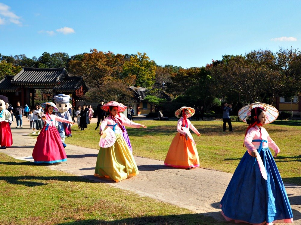 Introduction to the Republic of South Korea describes the once war-torn nation into a world-class economy, now with vibrant businesses and tourism activities.