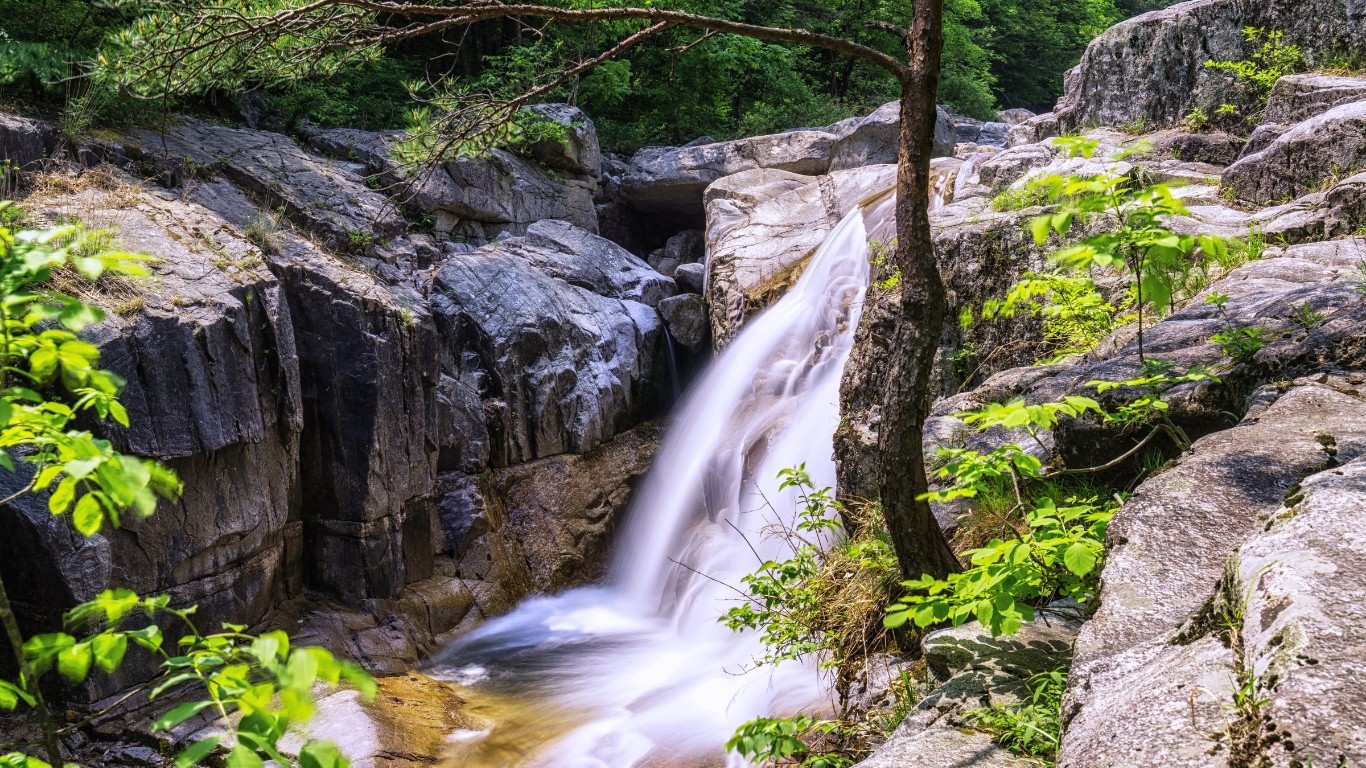 odaesan-national-park-rocks-waterfall-view