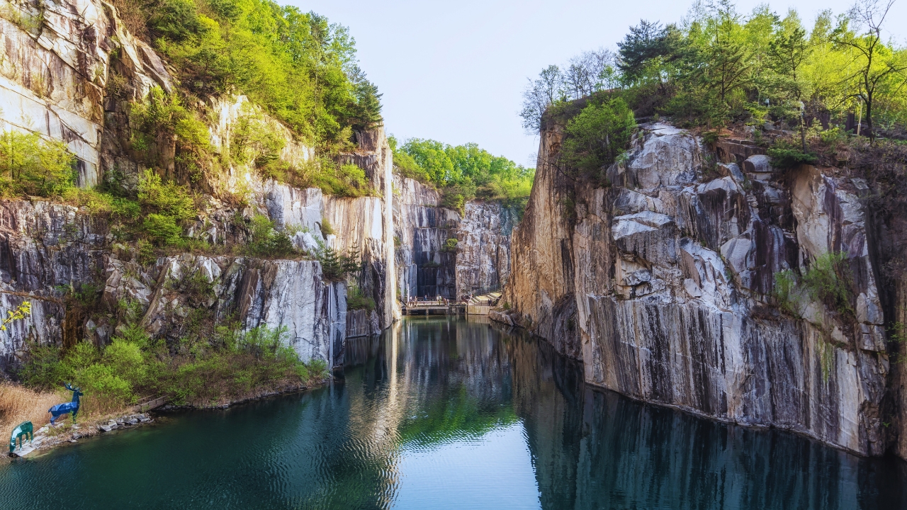 Pocheon Art Valley in Gyeonggi-do offers a unique setting, with enormous cliffs dropping off into a crystal-clear lake; full of picturesque trails and lush greenery.