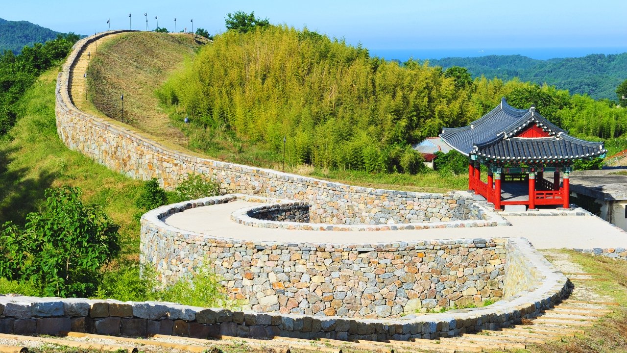Pohang Janggi-eupseong Fortress is a remarkable historical site from the 17th century. It was built during the Joseon Dynasty, which ruled Korea from 1392 to 1910.