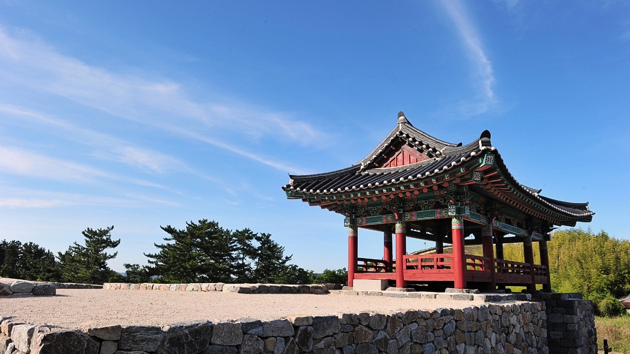 pohang-janggi-eupseong-fortress-watch-pavilion-view