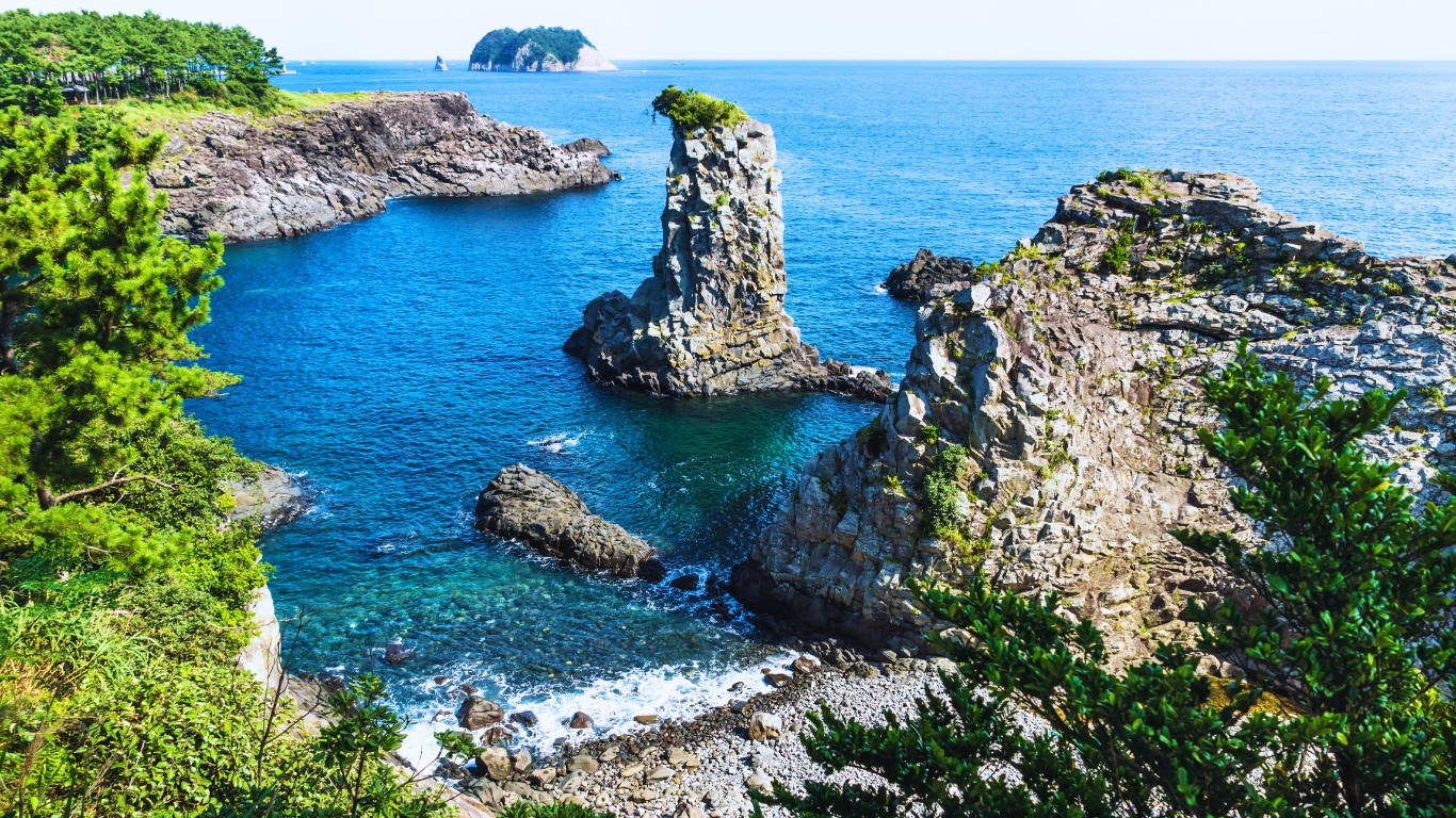 Taeanhaean National Park is one of the few South Korean parks that consists mostly the sea and flatlands. Taeanhaean boasts its bio-diversed land & seascapes.