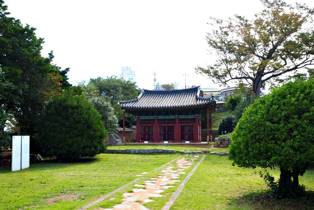 Yi Sun-Sin Victory Steles in Yeosu houses one of the great historical treasures in Jeollanamdo. It has Admiral Yi Sun-sin's victory stele, the tallest in Korea.