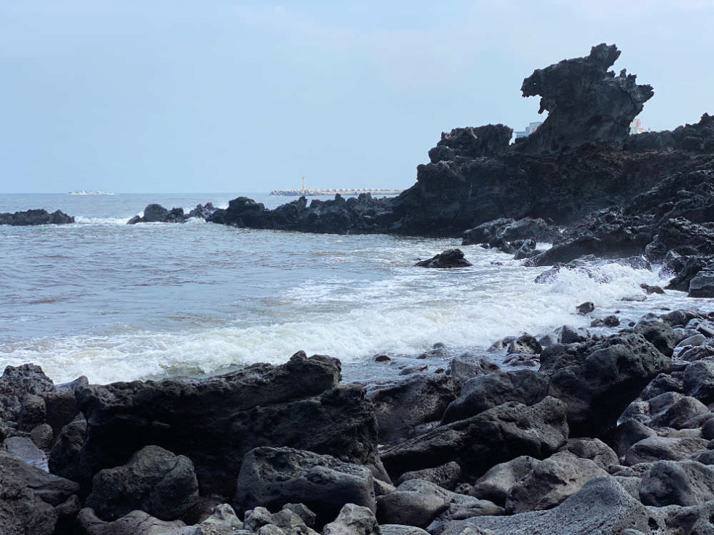 Yongduam Dragon Rock on Jeju Island is a popular site by the sea near is Jeju. The area offers sceneries, cafes, seafood eateries, and seaside hiking paths.