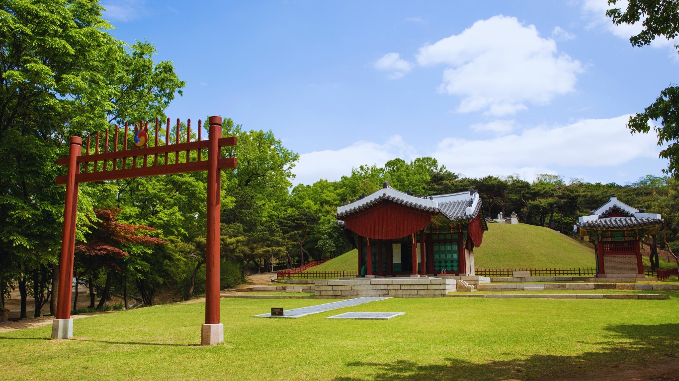 yeonghwiwon-tombs-entrance-gate-wide-view-seoul-korea